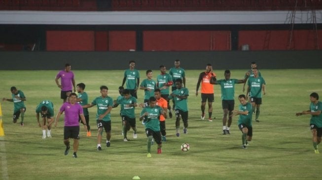 Beto Goncalves dkk langsung menjalani sesi latihan ringan di Stadion I Wayan Dipta, Gianyar Bali. Dalam lawatannya kali ini, SFC optimis mampu mencuri poin penuh saat melawan Bali United, Sabtu (5/5/2018). (Suara.com/Andhiko Tungga Alam) 