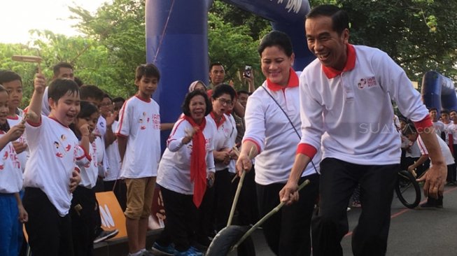 Presiden Joko Widodo mengundang sejumlah anak-anak untuk bermain bersama di halaman tengah Istana Merdeka, Jakarta, Jumat (4/5/2018). [Suara.com/Erick Tanjung]