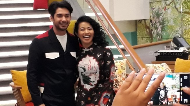 Reza Rahadian dan Yura Yunita. (Ismail/Suara.com)