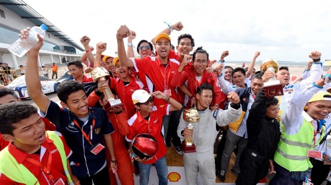 Tim Semar Urban dari Universitas Gadjah Mada (UGM) saat merayakan kemenangannya di ajang bergengsi di Shell Eco Marathon Asia 2018, sebagai pengemudi tercepat dan hemat energi. 