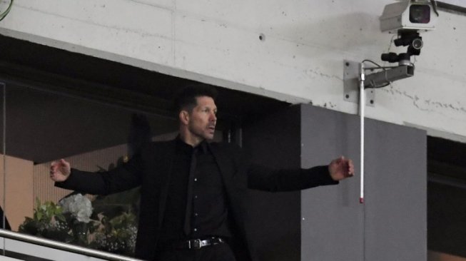 Pelatih Atletico Madrid Diego Simeone bereaksi dari ruang vvip saat timnya menghadapi Arsenal di leg kedua semifinal Liga Europa yang digelar di Estadio Wanda Metropolitano, Jum'at (4/5/2018) [AFP]