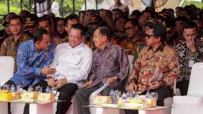 Wakil Presiden RI, M. Jusuf Kalla bersama Ketua DPR RI Bambang Soesatyo, Ketua DPD RI Oesman Sapta Kepala Badan Narkotika Nasional (BNN) Irjen Pol Heru Winarko, Menteri Kesehatan Nila F. Moeloek dan Dirut Bulog Budi Waseso, menghadiri pemusnahan barang bukti narkotika golongan I jenis sabu di Silang Monas, Jakarta, Jumat (4/5).