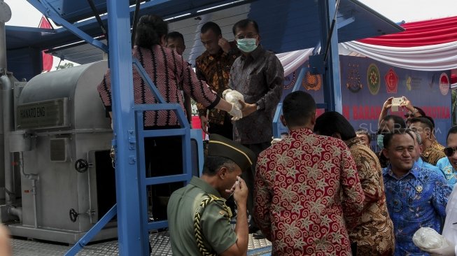 Wakil Presiden RI, M. Jusuf Kalla bersama Ketua DPR RI Bambang Soesatyo, Ketua DPD RI Oesman Sapta Kepala Badan Narkotika Nasional (BNN) Irjen Pol Heru Winarko, Menteri Kesehatan Nila F Moeloek dan Dirut Bulog Budi Waseso, menghadiri pemusnahan barang bukti narkotika golongan I jenis sabu di Silang Monas, Jakarta, Jumat (4/5).