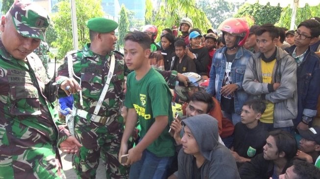 Antrean pembelian tiket Persebaya Vs Arema FC di Korem 084/Bhaskara Jaya. (Suara.com/Achmad Ali) 