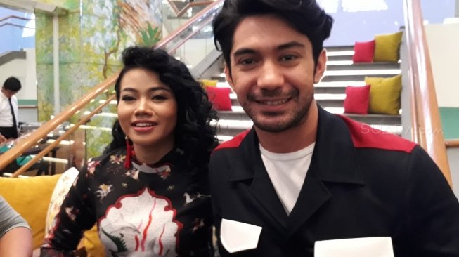 Reza Rahadian dan Yura Yunita. (Ismail/Suara.com)