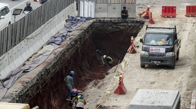 Pelebaran sistem drainase di Jalan Jenderal Sudirman, Jakarta, Jumat (4/5). 