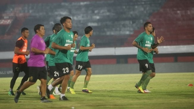 Beto Goncalves dkk langsung menjalani sesi latihan ringan di Stadion I Wayan Dipta, Gianyar Bali. Dalam lawatannya kali ini, SFC optimis mampu mencuri poin penuh saat melawan Bali United, Sabtu (5/5/2018). (Suara.com/Andhiko Tungga Alam) 