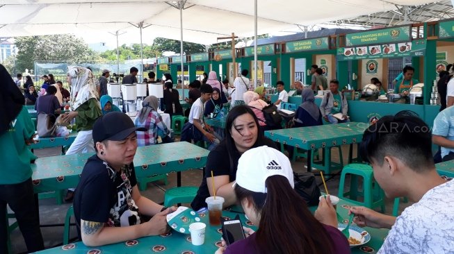 Festival Jajanan Bango 2018 di Makassar, Sabtu (5/5/2018) dipadati pengunjung. (Suara.com/Firsta Nodia) 