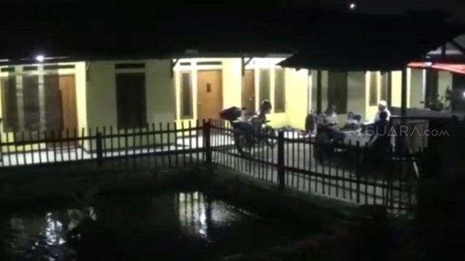 Aparat kepolisian tampak menjaga rumah kontrakan usai digerebek Densus 88 diduga terkait jaringan teroris di Kampung Neglasari, Desa Sukamahi, Kecamatan Megamendung, Kabupaten Bogor, Jawa Barat, Jumat (4/5/2018).[Suara.com/Rambiga]