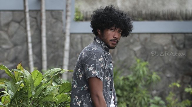 Teddy Adhitya berpose saat menyambangi kantor redaksi Suara.com, Jakarta, Kamis (5/4/2018) [Suara.com/Kurniawan Mas'ud]