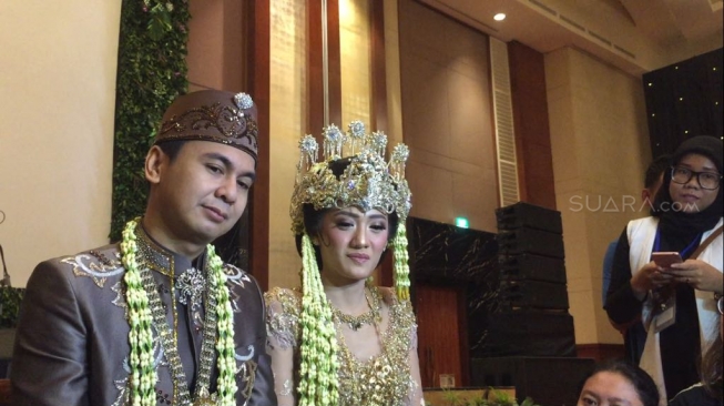 Raditya Dika dan Anissa Aziza usai akad di Grand Ballroom Ritz Carlton Pacific Place, Jakarta Selatan, Sabtu (5/5/2018) [Suara.com/Sumarni] 