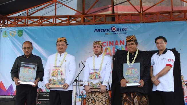 Peresmian Pecinan Warna Warni di Pasar Kanoman Cirebon, Kamis (3/5/2018), sekaligus pemberian plakat kepada Prof. Dr. Ir. Ganjar Kurnia, DEA (Dewan Kebudayaan Jawa Barat), Gusti Sultan Sepuh XIV Pangeran Raja Adipati Arief Natadiningrat, S.E. (Keraton Kasepuhan Cirebon), Pangeran Patih Raja Mochammad Qodiran (Kasultanan Kanoman), Pangeran  Abdul Gani Natadiningrat (Keraton Kacirebonan) yang didampingi oleh Suryanto Tjokrosantoso (Direktur Pacific Paint).