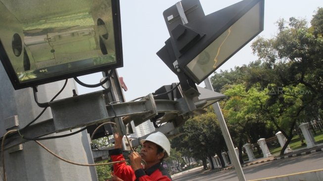 Petugas Dinas Penerangan Jalan Umum melakukan perawatan lampu di Jalan Merdeka Barat, Jakarta, Sabtu (5/5)