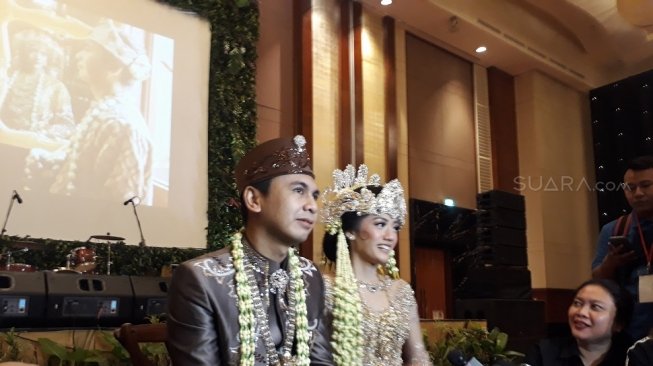 Raditya Dika dan Anissa Aziza usai ijab kabul di Grand Ballroom Ritz Carlton Pacific Place SCBD, Jakarta Selatan, Sabtu (5/5/2018) [Suara.com/sumarni]