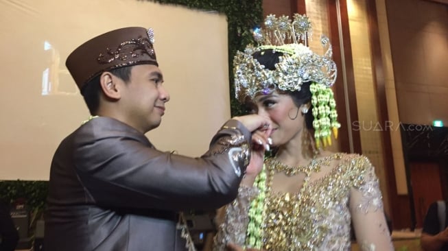Raditya Dika dan Anissa Aziza usai akad di Grand Ballroom Ritz Carlton Pacific Place, Jakarta Selatan, Sabtu (5/5/2018) [Suara.com/Sumarni]