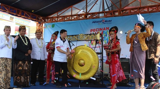 Peresmian Pecinan Warna Warni di Pecinan Pasar Kanoman, Cirebon, Kamis (3/5/2018), dihadiri oleh Gusti Sultan Sepuh XIV Pangeran Raja Adipati Arief Natadiningrat, S.E. (Keraton Kasepuhan Cirebon), Pangeran Patih Raja Mochammad Qodiran (Kasultanan Kanoman), Pangeran  Abdul Gani Natadiningrat (Keraton Kacirebonan), dan Suryanto Tjokrosantoso (Direktur Pacific Paint).