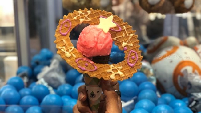 Kedai Shirokuma menghadirkan es krim yang dapat menyala dalam gelap. (Suara.com/Risna Halidi)