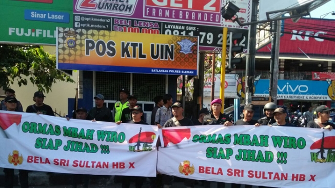 Sekelompok orang yang tergabung dalam organisasi &ldquo;Mbah Wiro&rdquo;, menggelar aksi di pertigaan kampus Universitas Islam Negeri Sunan Kalijaga, Daerah Istimewa Yogyakarta, Sabtu (5/5/2018). [Somad]