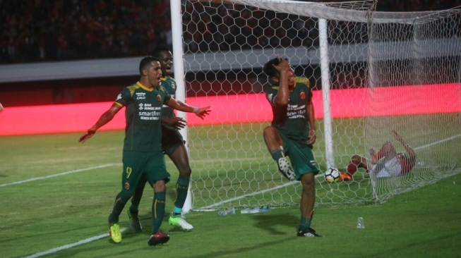 Pemain Belakang SFC, Hamkah Hamzah melakukan selebrasi setelah membobol gawang Bali United. Dalam pertandingan yang berlangsung dramatis tersebut, tim Laskar Wong Kito berhasil mengalahkan Serdadu Tridatu dengan skor 4-3. (Dok Sriwijaya FC) 