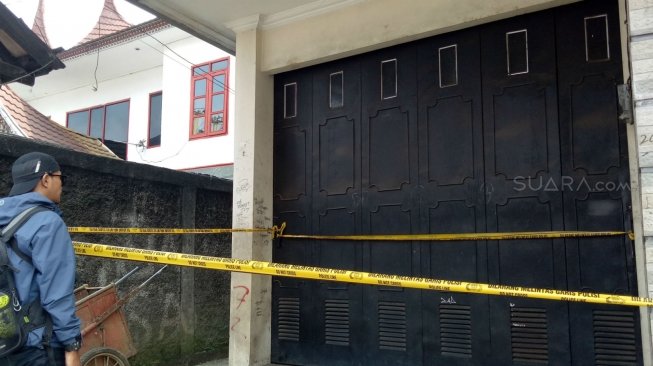 Sebuah ruko di pinggir Jalan Raya Puncak, Desa Pandansari, Kecamatan Ciawi, Kabupaten Bogor diberi garis polisi setelah tim Densus 88 menggeberek dan mengamankan tiga orang dari lokasi ini pada, Jumat (4/5/2018). [Suara.com/Rambiga]