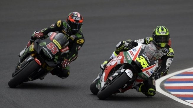 Pebalap Monster Yamaha Tech 3, Hafizh Syahrin (kiri) saat menjalani latihan bebas bersama pebalap LCR Honda, Cal Crutchlow, di Sirkuit Termas de Rio Hondo, Argentina, Jumat (6/4/2018). [AFP/Juan Mabromata]