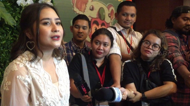 Prilly Latuconsina di acara akad Raditya Dika di Grand Ballroom Ritz Carlton, Pacific Place, Sabtu (5/5/2018) [Suara.com/Sumarni]