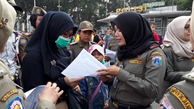 Satpol PP Tegur Masyarakat Pakai Kaos #2019GantiPresiden di CFD