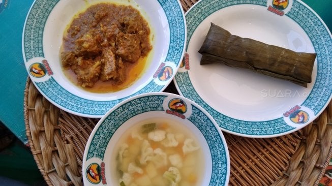 Kuliner khas Makassar, Nasu Palekko adalah bebek yang ditumis dengan bumbu dasar seperti bawang putih, bawang merah dan cabai, (Suara.com/Firsta Nodia)