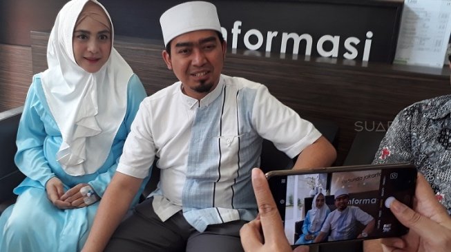 Pasangan artis April Jasmine - Ustadz Solmed. [suara.com/Ismail]