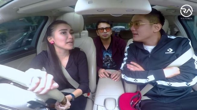 Raffi Ahmad, Ayu Ting Ting dan Boy William tampil di Vlog milik Raffi Ahmad (RA Pictures/Youtube).