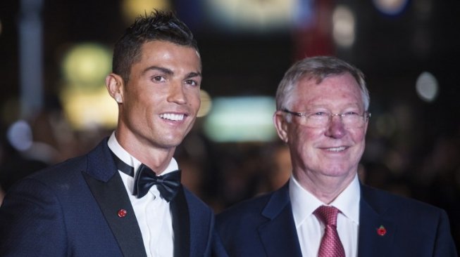 Cristiano Ronaldo (kiri) bersama Sir Alex Ferguson (AFP/JACK TAYLOR)