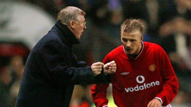 Sir Alex Ferguson memberikan arahan kepada David Beckham saat keduanya masih bermarkas di Old Trafford [AFP]