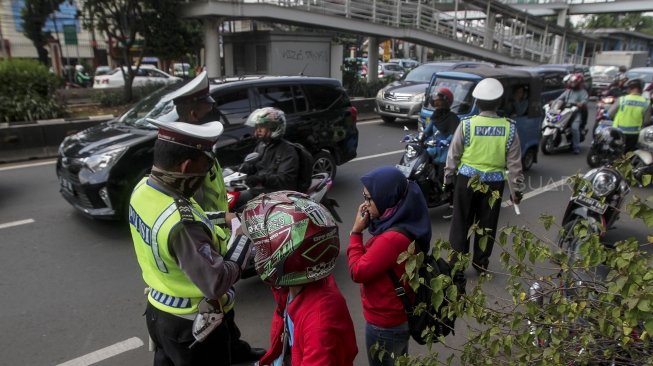 Satuan Polisi Lalu Lintas menggelar Operasi Patuh Jaya 2018 di Jalan Otista, Jakarta, Senin (7/5).