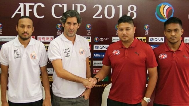 Pelatih Persija Stefano Cugurra Teco (kedua kiri) dan Pelatih Home United Aidil Sharin (Kedua kanan) dalam jumpa pers jelang laga leg pertama semifinal Piala AFC Zona Asia Tenggara. (dok. Media Persija)