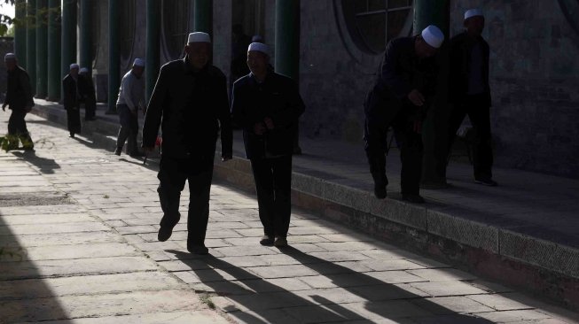 Umat Muslim Ningxia usai mengikuti salat Ashar Masjid Najiahu, Ningxia, Cina, Minggu (6/5).