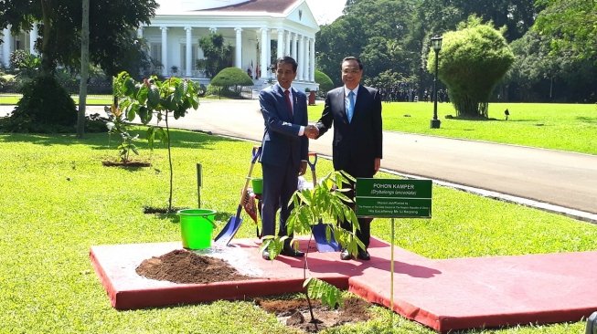 Presiden Joko Widodo menyambut kedatangan Perdana Menteri Cina, Li Keqiang di Istana Kepresidenan Bogor, Jawa Barat, Senin (7/5/2018). (Suara.com/Dwi Bowo Raharjo)