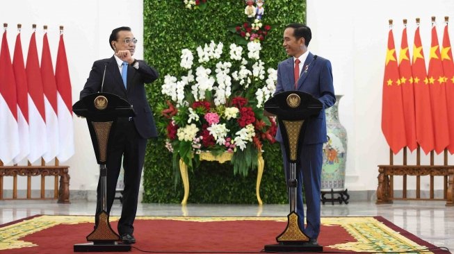 Presiden Joko Widodo (kanan) bersama Perdana Menteri Cina Li Keqiang (kiri) menyampaikan keterangan pers usai pertemuan bilateral di Istana Bogor, Jawa Barat, Senin (7/5).