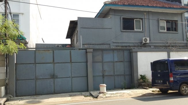 Situasi rumah yang menjadi tepat pembunuhan Laura di Petojo Utara, Jakarta Pusat sangat tertutup rapat. (Suara.com/Ria Rizki)