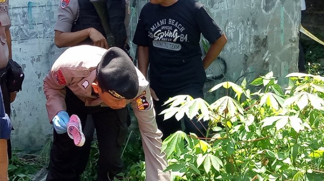 Berkat Mimpi Ibu, Sandal Bocah yang Tewas dalam Karung Ditemukan