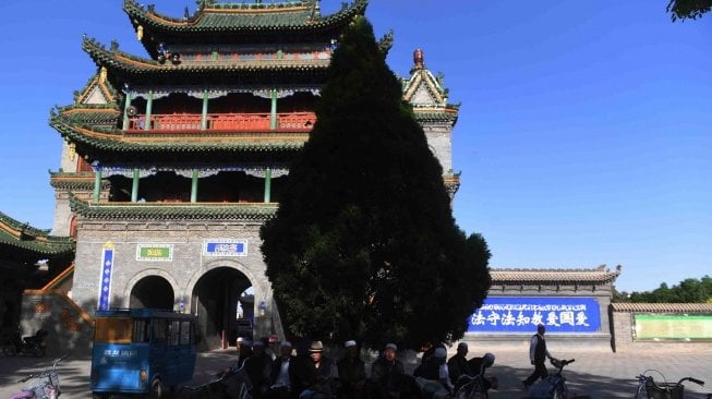 Sejumlah umat Muslim Ningxia di halaman Masjid Najiahu, Ningxia, Cina, Minggu (6/5).