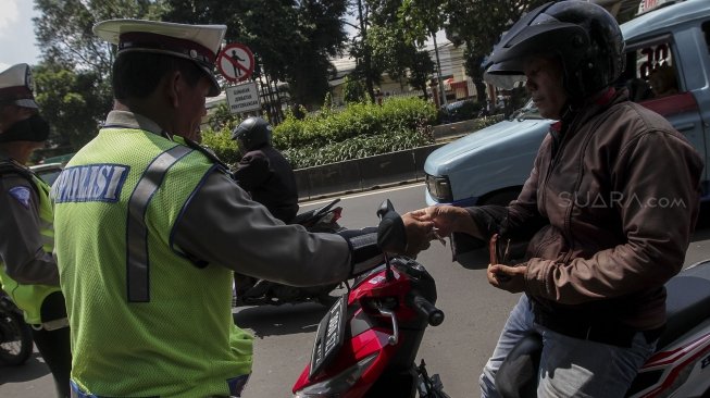 Satuan Polisi Lalu Lintas menggelar Operasi Patuh Jaya 2018 di Jalan Otista, Jakarta, Senin (7/5).