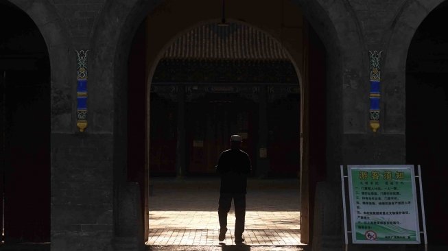 Umat Muslim Ningxia memasuki Masjid Najiahu, Ningxia, Cina, Minggu (6//5). 