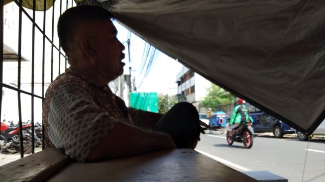 Erick, pedagang soto dekat rumah Laura di Petojo, Jakarta Pusat. (Suara.com/Ria Rizki)