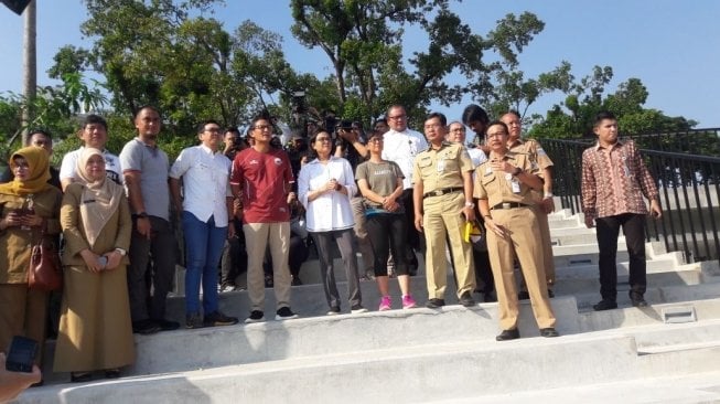 Bawa Bola, Sandiaga dan Menkeu ke Monumen Pembebasan Irian Barat