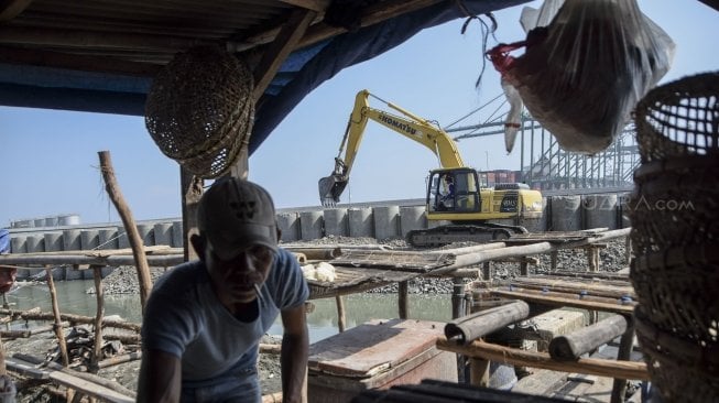 Proyek pembangunan tanggul laut raksasa di Kalibaru, Jakarta, Senin (7/5).