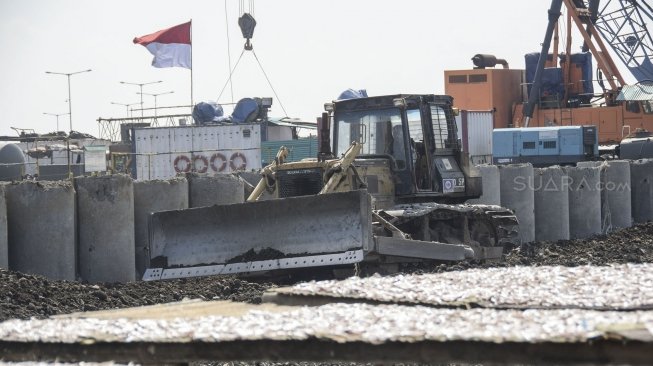 Proyek pembangunan tanggul laut raksasa di Kalibaru, Jakarta, Senin (7/5).