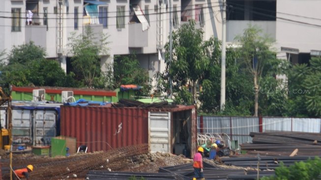 Proyek pembangunan rusunawa (Rumah Susun Sederhana Sewa) Pesakih di Cengkareng, Jakarta Barat, Senin (7/5). 