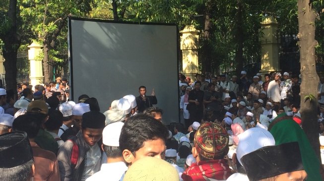 Ratusan Massa HTI Nonton Bareng Sidang Putusan di PTUN