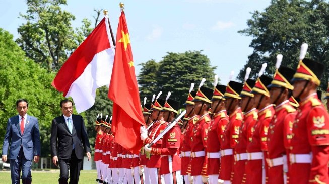 Presiden Joko Widodo (kiri) bersama Perdana Menteri Cina Li Keqiang memeriksa pasukan saat kunjungan kenegaraan di Istana Bogor, Jawa Barat, Senin (7/5).