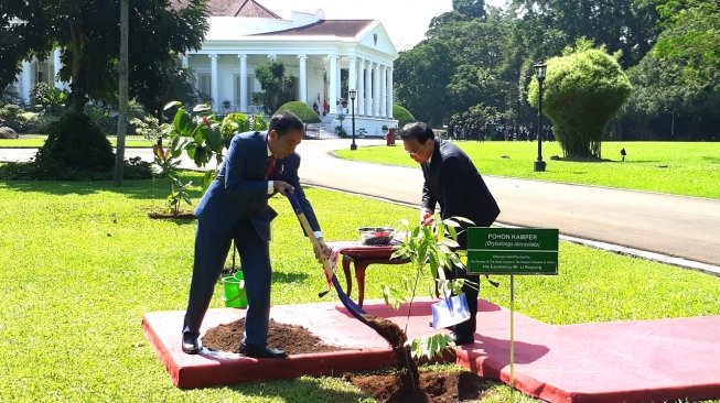 Presiden Joko Widodo menyambut kedatangan Perdana Menteri Cina, Li Keqiang di Istana Kepresidenan Bogor, Jawa Barat, Senin (7/5/2018). (Suara.com/Dwi Bowo Raharjo)